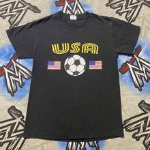 Camiseta de manga corta estampada para hombre, camiseta de la Copa Mundial de Fútbol de EE. UU. para hombre, ligera y transpirable, hecha de algodón puro, perfecta para el verano, liderando la  de la moda. - Negro - Ver 1