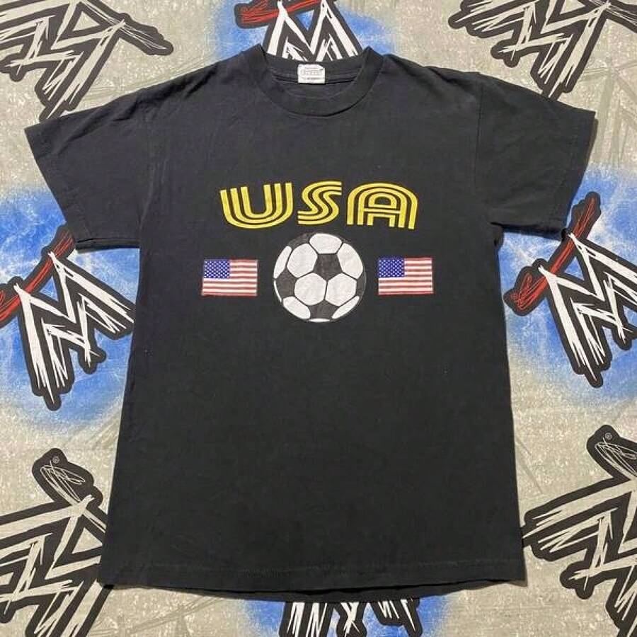 Camiseta de manga corta estampada para hombre, camiseta de la Copa Mundial de Fútbol de EE. UU. para hombre, ligera y transpirable, hecha de algodón puro, perfecta para el verano, liderando la  de la moda. - Negro - Ver 1
