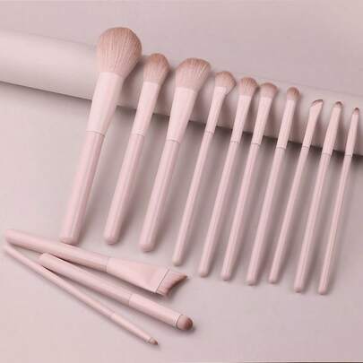Kit de 13 piezas de brochas de maquillaje con mango de melocotón en tono rosa, diseño multifuncional que cubre sombra de ojos, difuminado, rubor, contorno, sombra de nariz y brochas para corrector. Las suaves y esponjosas cerdas proporcionan una aplicación uniforme del maquillaje sin raspar la piel. Apariencia exquisita y elegante, fácil de llevar y almacenar. Perfecto para principiantes en maquillaje y uso diario casual, ayuda a crear un maquillaje facial tridimensional delicado sin esfuerzo.