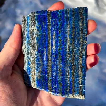 1 miếng đá Lapis Lazuli tự nhiên được mạ vàng, bề mặt sáng bóng, kiểu dáng pha lê độc đáo, thích hợp trang trí nhà cửa, phòng khách, văn phòng, làm quà Giáng sinh, đồ trang trí nghệ thuật pha lê cao cấp, món quà Giáng sinh tuyệt vời nhất.