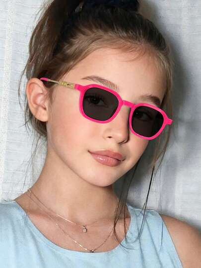 1 pieza Gafas de moda cuadradas dulces y geniales para niños y niñas de 5 a 9 años, con marco de unicolor, patillas doradas y lentes grises, adecuadas para la playa y vacaciones, con estuche