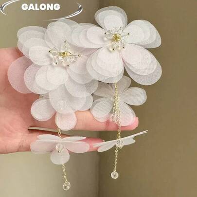 Boucles d'oreilles à fleurs 3D blanches, boucles d'oreilles pendantes avec pétales en strass multicouches et chaîne dorée, boucles d'oreilles de style féérique pour la forêt, boucles d'oreilles longues pour les mariées, les mariages et les sorties