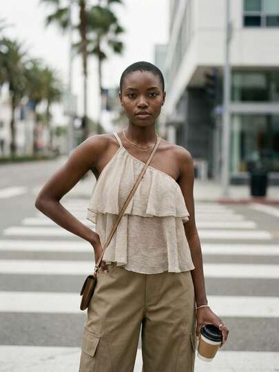 Rouah ASSYM 纯色不对称肩部无袖荷叶边下摆夏季时尚垂坠上衣（女款）