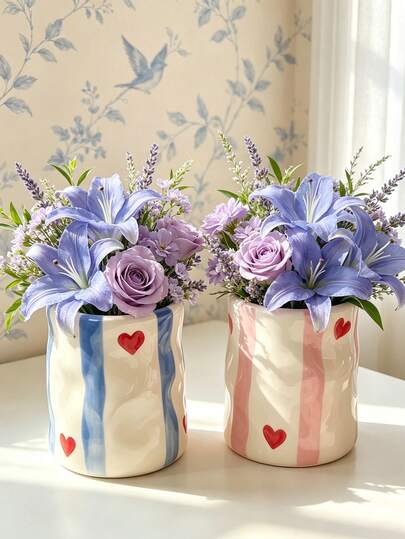 Vaso de flores plissado em resina, pintado à mão com corações e listras. Ideal para pátios, varandas, espaços internos e externos. Perfeito como decoração festiva durante todo o ano. Vasos para flores, decoração para casa, decoração de quarto, decoração de sala, centro de mesa de casamento, decoração de casamento, decoração de mesa, sala de estar.