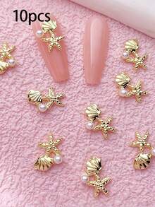 10 pièces Charms d'art des ongles à thème estival, avec des motifs d'étoiles de mer et de coquillages comme designs principaux. La collection comprend une variété de styles, y compris des designs en or, argent, perle, étoile de mer et coquillage. Ces décorations d'ongles en alliage 3D. - Multicolore - Voir 9