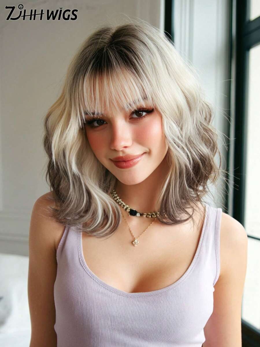 女士短款波浪卷发假发，铂金色渐变至棕色，带刘海，12英寸短款波浪卷发假发，深色发根，天然合成纤维，耐热假发，适合日常角色扮演、音乐节派对等场合佩戴。 - Platinum - 查看 1