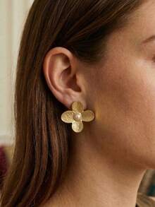 Pendientes de botón con diseño de flor de trébol de cuatro hojas estilo bohemio con perla blanca incrustada para mujeres, pendientes personalizados hipoalergénicos y sin oxidación - Pendientes colgantes de flor de metal grandes - Pendientes colgantes de flor de metal grandes, pendientes de diseño único para uso diario, pendientes personalizados hipoalergénicos y sin oxidación - Dorado - Ver 2