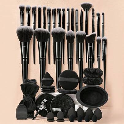 51件套多功能化妆工具套装，包含25支柔软化妆刷（散粉刷、腮红刷、高光刷、眼影刷、眼线刷、轮廓刷）、4个美妆蛋、4个三角粉扑、4个指套粉扑、发箍、腕带、化妆刷清洁碗、迷你海绵、化妆海绵、卸妆海绵、圆形粉扑、睫毛清洁蛋，是日常化妆的完整化妆套装。
