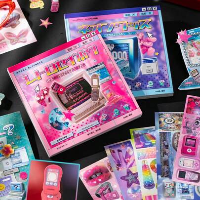 1book、2books 复古风格贴纸书和千禧主题闪光贴纸书，款式多样。这些创意 DIY 贴纸即撕即贴，非常适合装饰剪贴簿和笔记本。它们也适用于各种拼贴画项目，是绝佳的生日礼物和返校礼物。