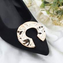 2 chiếc kẹp giày màu vàng kim loại có thể tháo rời, kiểu dáng bất đối xứng, chất liệu ABS vân sóng nước, dùng trang trí gót giày cao gót, phụ kiện kim loại cho mũi giày, trang trí giày mũi nhọn thời trang tối giản, phụ kiện trang trí giày cưới, giày dự tiệc có thể tháo rời. - Vàng - Xem 5