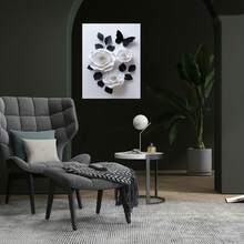 Cuadro plano 2D, 2D plano, 2D plano de 1 pieza sin marco, que muestra rosas de papel y hojas contra un fondo blanco con una mariposa de papel negra. Esta decoración del hogar con afirmaciones positivas sirve como decoración motivacional en un estilo retro. - Enmarcado - Ver 2