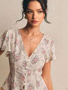 Blusa informal femenina de primavera con estampado floral, cuello en V profundo elegante, cierre frontal con botones, manga corta de volantes, corte corto entallado de cintura alta.Estilo francés fresco, tela ligera transpirable, ideal para oficina, salidas y citas. - Albaricoque - Ver 4