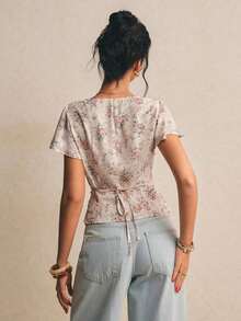 Blusa informal femenina de primavera con estampado floral, cuello en V profundo elegante, cierre frontal con botones, manga corta de volantes, corte corto entallado de cintura alta.Estilo francés fresco, tela ligera transpirable, ideal para oficina, salidas y citas. - Albaricoque - Ver 3