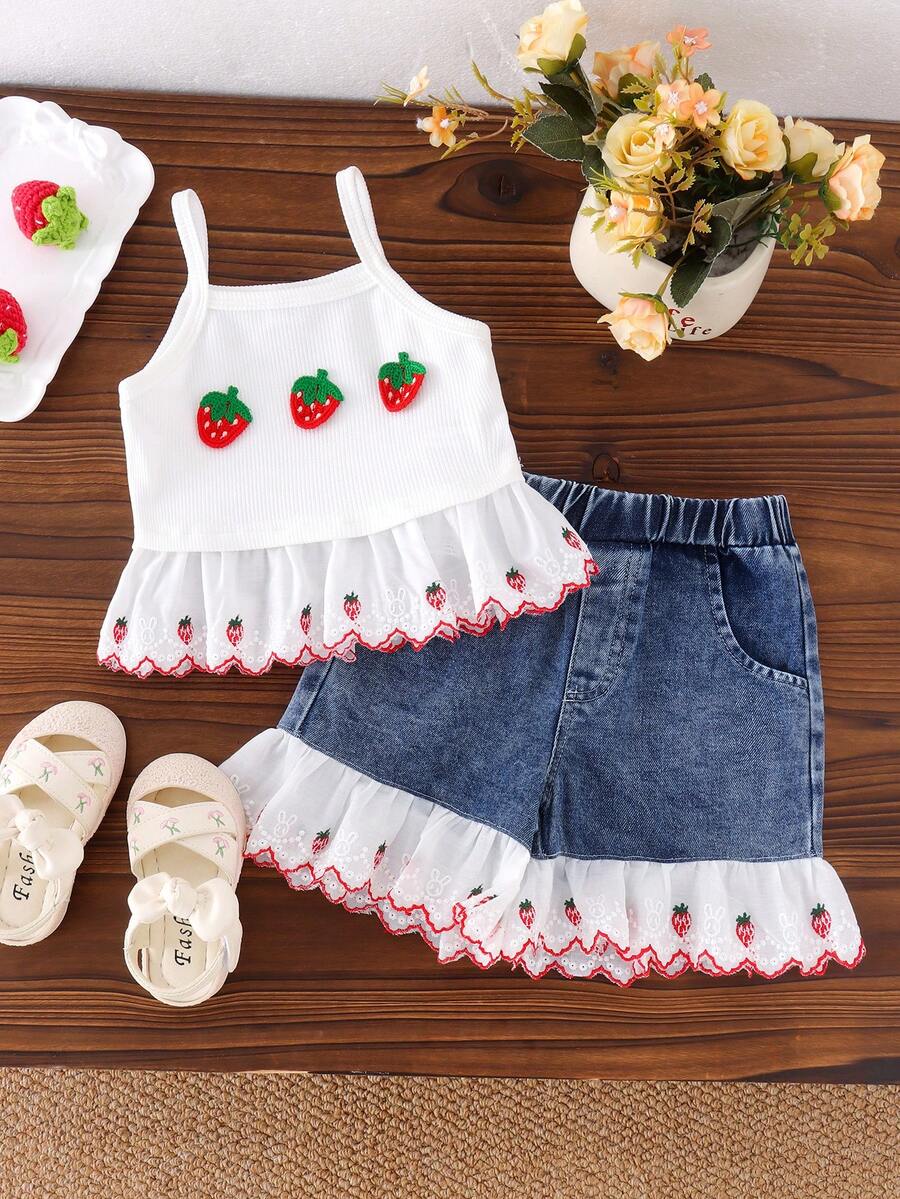 Bộ 2 món cho bé gái gồm áo vest dây bèo in hình dâu tây dễ thương và quần short bèo nhún, thích hợp cho mùa hè. - trắng - Xem 1