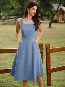 Este elegante vestido midi de tirantes, en un verde profundo, es la prenda ideal para el verano.Con un diseño vintage de botones y prácticos bolsillos, su corte acampanado favorece la silueta y combina estilo con funcionalidad.Es perfecto para paseos por la playa, vacaciones, brunchs o cualquier ocasión primaveral y veraniega, evocando el estilo romántico de los años 90. - lago azul - Ver 5
