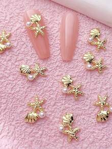 10 pièces Charms d'art des ongles à thème estival, avec des motifs d'étoiles de mer et de coquillages comme designs principaux. La collection comprend une variété de styles, y compris des designs en or, argent, perle, étoile de mer et coquillage. Ces décorations d'ongles en alliage 3D. - Multicolore - Voir 2