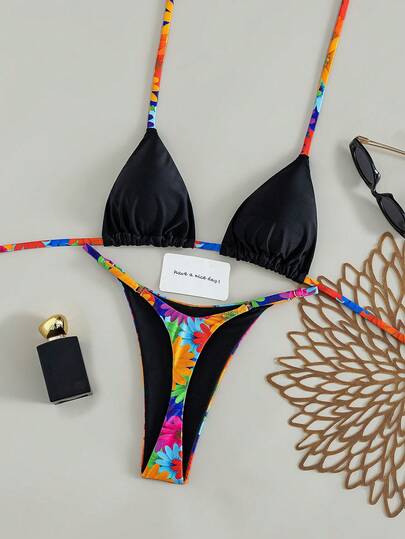 Bộ bikini hai mảnh nữ mới về năm 2026, vải đen trơn với dây đeo in họa tiết hoa nhiều màu sắc, áo ngực tam giác, quần tam giác buộc dây in họa tiết hoa, đồ bơi mùa hè gợi cảm, đồ bơi nghỉ mát cho nữ thích hợp cho kỳ nghỉ biển và những chuyến đi chơi mùa hè.