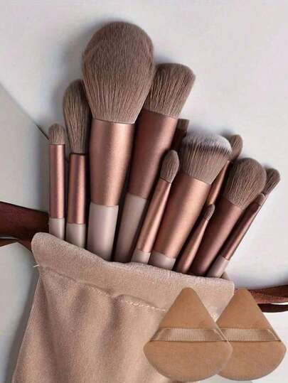 15 pièces Ensemble de pinceaux de maquillage, comprenant 2 éponges de maquillage triangulaires noires, douces et collantes pour poudre libre ; ainsi que 13 pinceaux de maquillage pour le blush, le rouge à lèvres liquide, le rouge à lèvres, le correcteur, le fond de teint, l'apprêt, les cosmétiques de marque, la poudre 'highlighter, le contour, le fixateur, l'ombre à paupières, le blush, le maquillage coréen, etc. Convient comme cadeau pour les filles et les femmes.