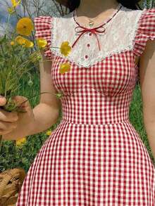 Este adorable vestido de mujer combina el clásico estampado  rosa con un delicado cuello de encaje y un pequeño lazo.Su corte ajustado tipo A y manga corta evocan el estilo vintage de los años 50, ideal para días de campo, picnics, salidas casuales o cualquier ocasión primaveral y veraniega. - Rojo y blanco - Ver 2