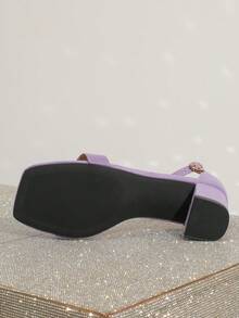 Giày sandal cao gót mũi vuông đế dày, thiết kế một quai đơn giản, thanh lịch và trang nhã, phù hợp cho các hoạt động hàng ngày, công sở và tiệc tùng, giày sandal cao gót nữ thời trang đa năng, có sẵn màu đen và đỏ, giày mùa hè. - Màu Lilac Tím - Xem 8