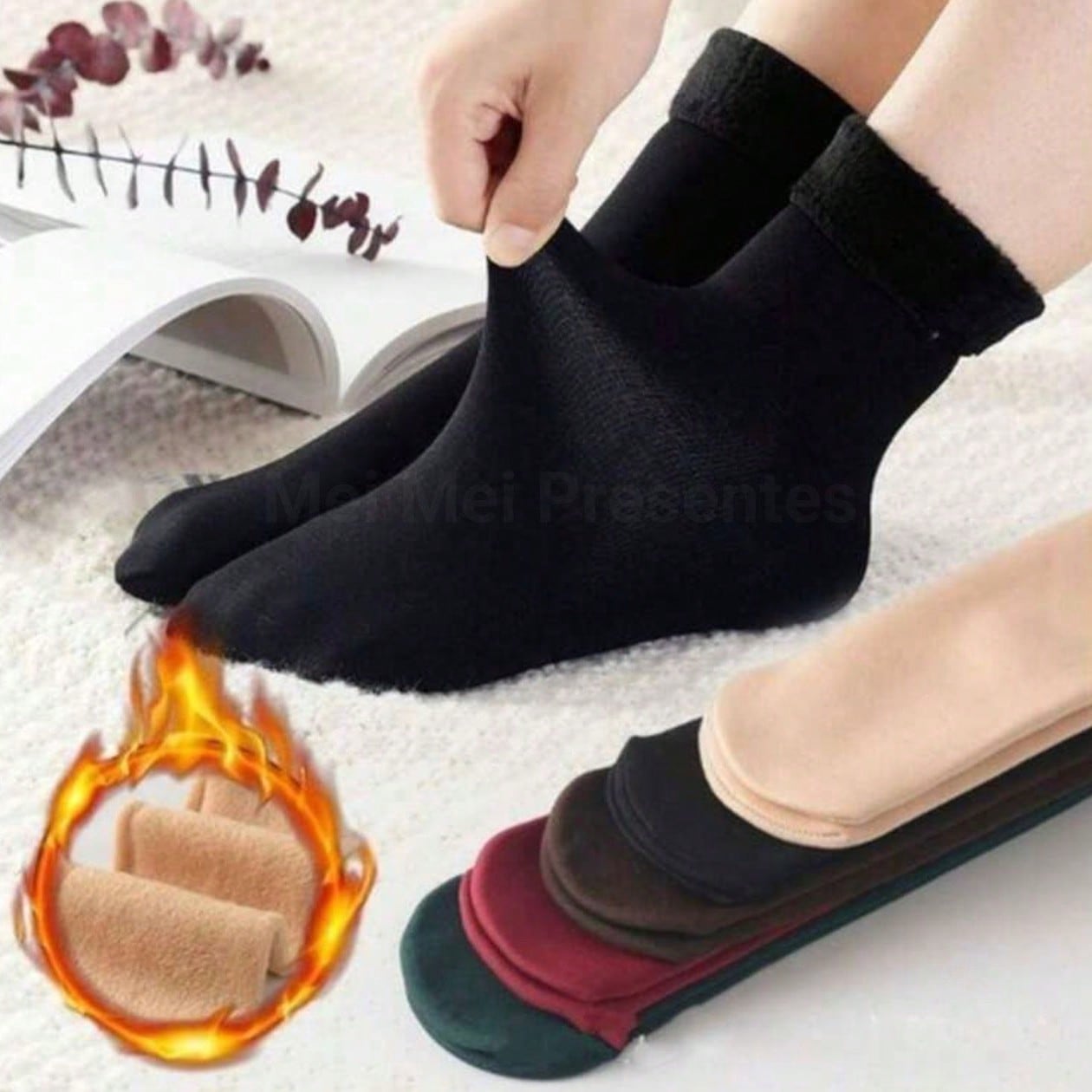 Mãos segurando uma meia térmica preta sendo esticada, com ícone de fogo indicando aquecimento e kit de meias coloridas ao lado