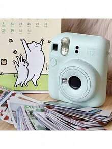FujiFilm Máy ảnh chụp lấy liền mini12 chỉ nặng 306g, rất nhẹ và dễ mang theo. Máy có nút nguồn xoay để chuyển đổi chế độ chỉ bằng một nút bấm, tính năng tự động điều chỉnh độ sáng thị sai được tối ưu hóa và đèn flash tích hợp. Ghi lại những khoảnh khắc thường ngày ngay lập tức. Chọn giữa chế độ chụp ảnh hoặc chụp phim. - Xem 20
