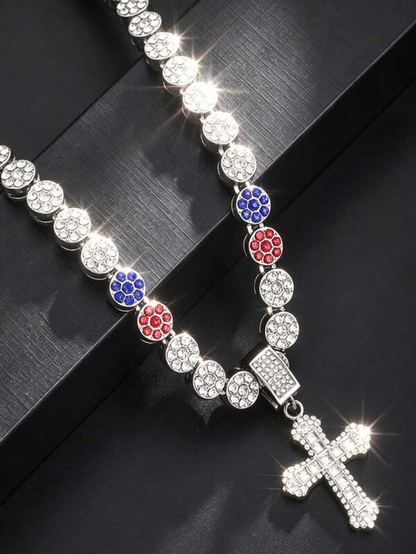Collar con colgante de cruz con cadena de tenis con diamantes incrustados de estilo colorido hip-hop europeo y americano, un accesorio de rap de una marca de moda para hombres