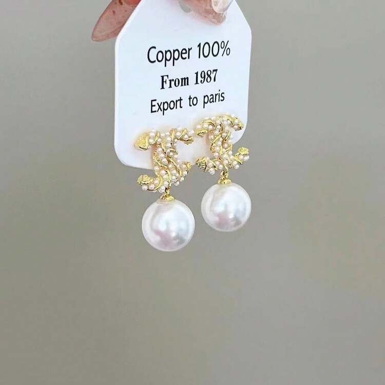 一对时尚优雅的高端18K镀金双C珍珠吊坠耳环和字母耳钉，适合女士日常佩戴 - 珍珠吊墜雙C字母耳環 - 查看 3