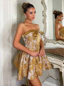 Elegante vestido mini sin tirantes para mujer, confeccionado en tela de satén con tejido en relieve reluciente.Destaca un amplio lazo en el pecho y una falda acampanada con volantes.Diseño favorecedor con corte corsé, perfecto para citas románticas y con un encantador estilo princesa. - Amarillo - Ver 5