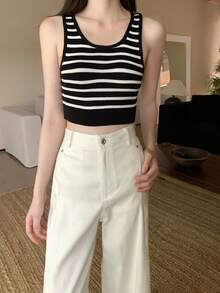 Áo tank top dệt kim kẻ sọc, áo croptop ôm dáng cho nữ, chất liệu vải ngẫu nhiên. - Đen và trắng - Xem 2