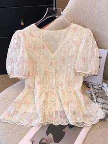 Camisa elegante para mujer con cuello en V, manga corta abullonada y diseño de bordado floral.Cierre frontal de botones, falda inferior ondulada y borde en forma de concha.Tejido ligero transparente delicado, estilo dulce y femenino. - Multicolor - Ver 1
