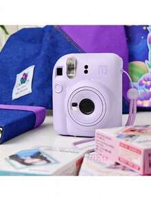 FujiFilm Máy ảnh chụp lấy liền mini12 chỉ nặng 306g, rất nhẹ và dễ mang theo. Máy có nút nguồn xoay để chuyển đổi chế độ chỉ bằng một nút bấm, tính năng tự động điều chỉnh độ sáng thị sai được tối ưu hóa và đèn flash tích hợp. Ghi lại những khoảnh khắc thường ngày ngay lập tức. Chọn giữa chế độ chụp ảnh hoặc chụp phim. - Xem 8