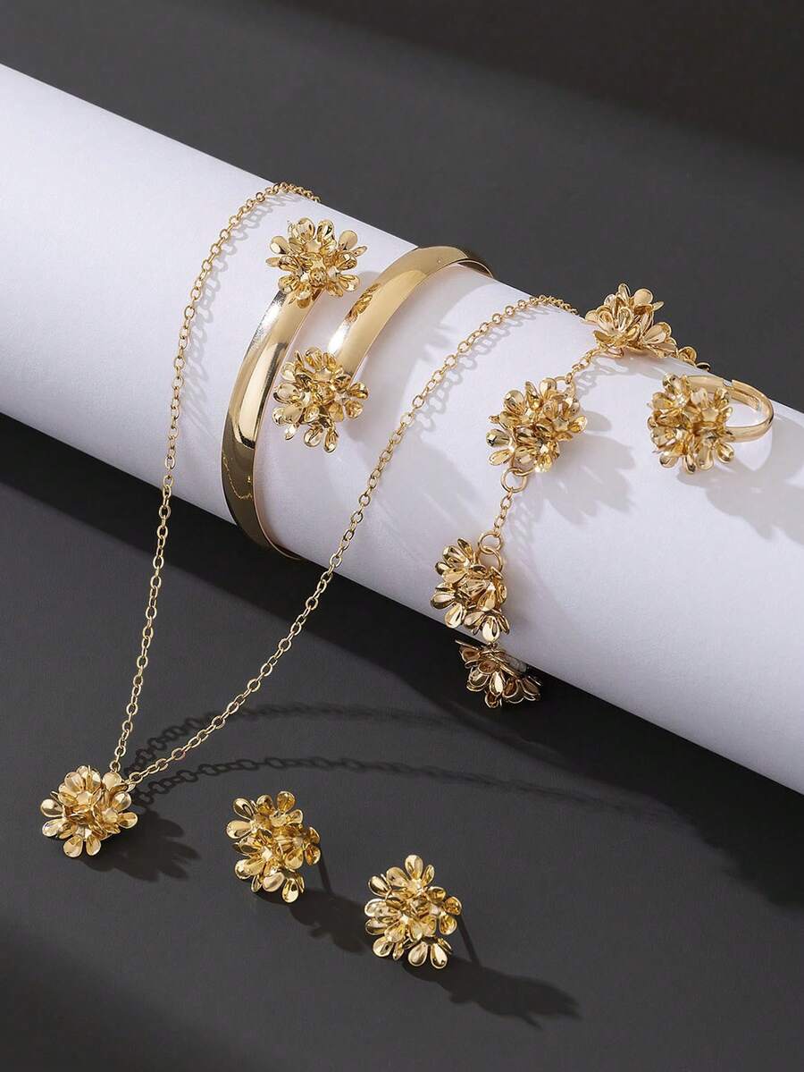 一套女士黄金首饰,包括:一副精致花朵金属耳钉、一枚戒指、一条项链、一条手链、一个手镯,奢华优雅。 - 金黃色 - 查看 1