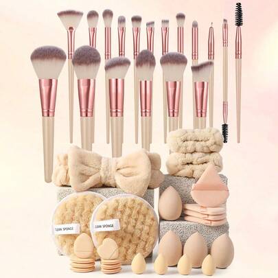 43件套化妆工具套装包括：18套化妆刷+4个三角粉扑+4个化妆海绵+4个迷你化妆海绵+8个迷你指套粉扑+2个手碗带+1个发带+2个洁面海绵