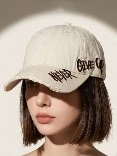 Mũ lưỡi trai nữ in chữ, chống nắng và tia UV, thiết kế ba chiều, có thể gấp gọn, thời trang và đa năng, thanh lịch, mềm mại và thoải mái, thoáng khí tốt, phù hợp cho các hoạt động ngoài trời như đi biển, dã ngoại, leo núi, cưỡi ngựa, du lịch, dạo phố, hẹn hò, đi bộ đường dài và nhiều dịp khác.