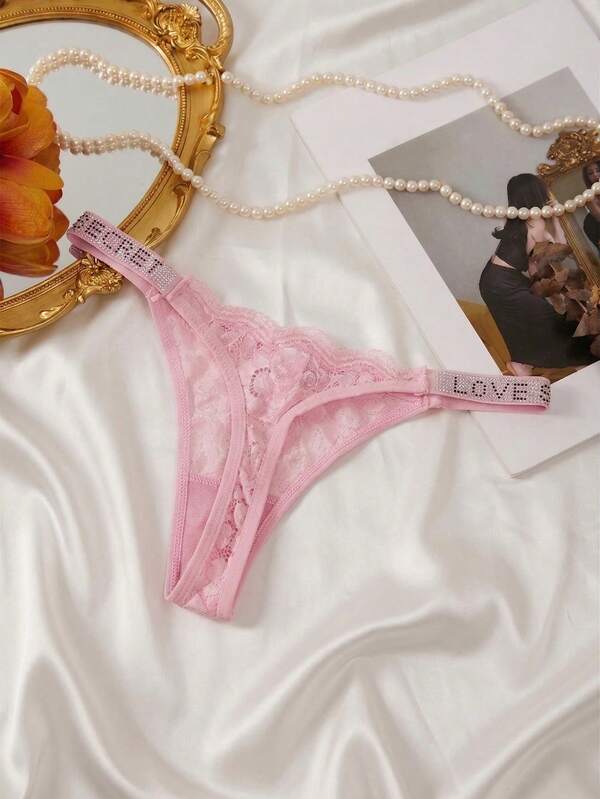 Quần lót nữ G-string đính hạt chữ cái kiểu Châu Âu và Mỹ, viền ren, dây mỏng, cạp thấp.