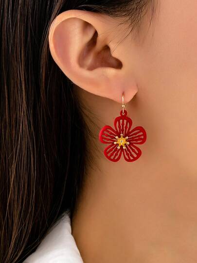 Đôi bông tai nữ màu đỏ rỗng, thanh lịch và tối giản, mang hơi hướng Bohemian, phù hợp để đeo trong mọi mùa, có thể sử dụng như phụ kiện trang trí trong cuộc sống hàng ngày, nơi làm việc, biểu diễn sân khấu, chụp ảnh đường phố và các dịp khác.