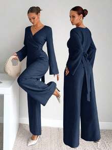 Elegante conjunto de mujer novedad de otoño, compuesto por blusa de manga larga acampanada envolvente y pantalones wide leg de talle alto.Cuenta con diseño ajustado en la cintura con lazo trasero, corte favorecedor y tela texturizada fresca, ideal para oficina y looks diarios elegantes. - Azul marino - Ver 12