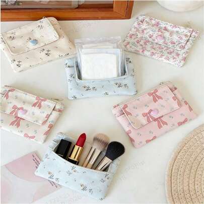 Đây là một chiếc túi đựng đồ nhỏ gọn và tiện dụng, được làm từ vải cotton mềm mại và nhẹ, với họa tiết hoa tươi tắn và ngọt ngào, rất phù hợp để sử dụng hàng ngày.