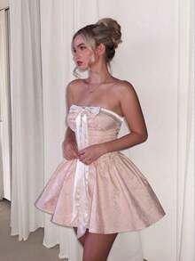 Elegante vestido mini sin tirantes para mujer, confeccionado en tela de satén con tejido en relieve reluciente.Destaca un amplio lazo en el pecho y una falda acampanada con volantes.Diseño favorecedor con corte corsé, perfecto para citas románticas y con un encantador estilo princesa. - Amarillo - Ver 7