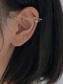 Un par de pendientes de botón en forma de corazón y forma de U de plata para mujer, engastados con brillantes de strass y con cierre de giro - Plateado - Ver 3