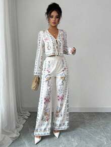 Conjunto casual de dos piezas para mujer, compuesto por blusa corta de manga larga con estampado floral completo y lazo frontal, y pantalones wide leg de talle alto a juego.Tela suave y fresca, estilo bohemio dulce y elegante, perfecto para looks de vacaciones y salidas diarias. - Albaricoque - Ver 5