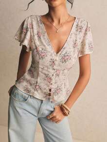 Blusa informal femenina de primavera con estampado floral, cuello en V profundo elegante, cierre frontal con botones, manga corta de volantes, corte corto entallado de cintura alta.Estilo francés fresco, tela ligera transpirable, ideal para oficina, salidas y citas. - Albaricoque - Ver 9