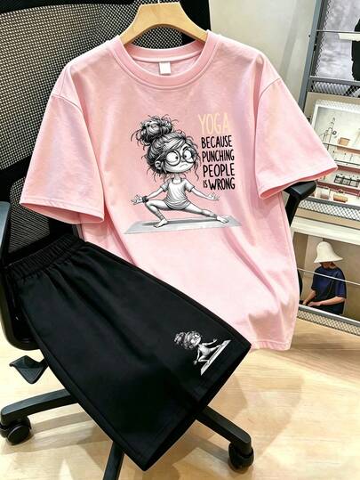 Bộ đồ nữ 2 món dáng rộng, tay ngắn, gồm áo thun in họa tiết yoga và quần short co giãn, trang phục mùa xuân/hè thời trang và năng động.