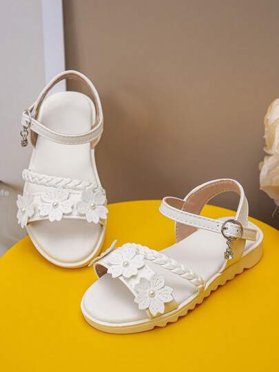 Một đôi sandal mùa hè hở mũi màu trắng đính hoa và ngọc trai dành cho bé gái, quai đeo mắt cá chân có khóa điều chỉnh, đế mềm nhẹ, thoáng khí, giày công chúa đi biển thoải mái, thích hợp cho mang hàng ngày, đi nghỉ mát, vui chơi ngoài trời và du lịch nghỉ lễ.