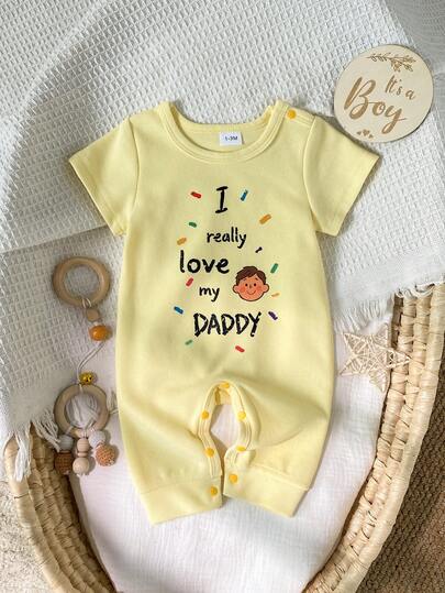 Bộ áo liền quần tay ngắn kiểu Hàn Quốc cho bé, vải gân màu vàng tươi, in chữ "Love Daddy", mềm mại và thân thiện với làn da. Trang phục mùa hè cho bé sơ sinh.