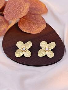 Pendientes de botón con diseño de flor de trébol de cuatro hojas estilo bohemio con perla blanca incrustada para mujeres, pendientes personalizados hipoalergénicos y sin oxidación - Pendientes colgantes de flor de metal grandes - Pendientes colgantes de flor de metal grandes, pendientes de diseño único para uso diario, pendientes personalizados hipoalergénicos y sin oxidación - Dorado - Ver 3