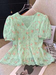 Camisa elegante para mujer con cuello en V, manga corta abullonada y diseño de bordado floral.Cierre frontal de botones, falda inferior ondulada y borde en forma de concha.Tejido ligero transparente delicado, estilo dulce y femenino. - Multicolor - Ver 7