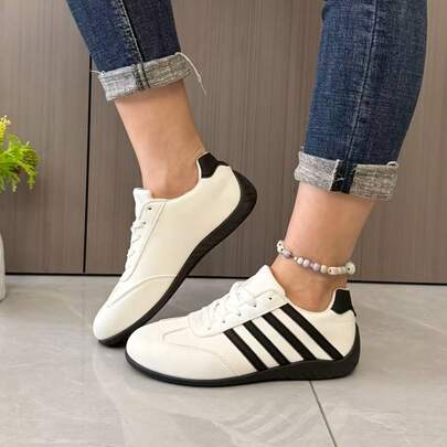 Giày thể thao casual phối màu tương phản thời trang, đế mềm nhẹ, giày bệt buộc dây đa năng tiện dụng cho nữ đi làm.