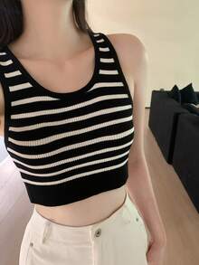 Áo tank top dệt kim kẻ sọc, áo croptop ôm dáng cho nữ, chất liệu vải ngẫu nhiên. - Đen và trắng - Xem 1